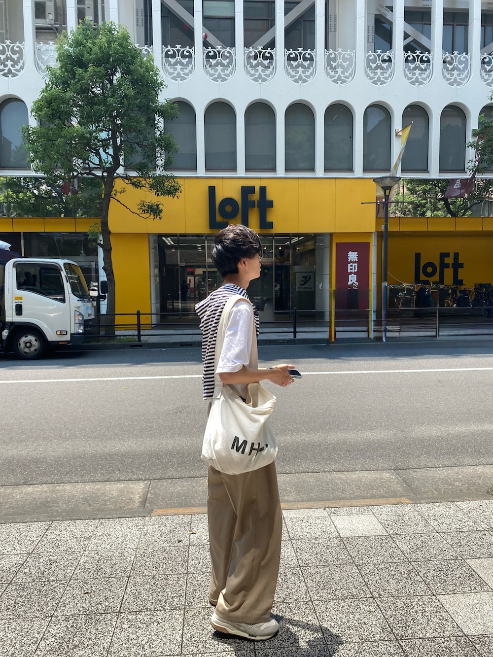 ホワイト系のショルダーバッグ、ベージュ系のスニーカーを着用したメンズの夏コーディネートの3枚目の写真