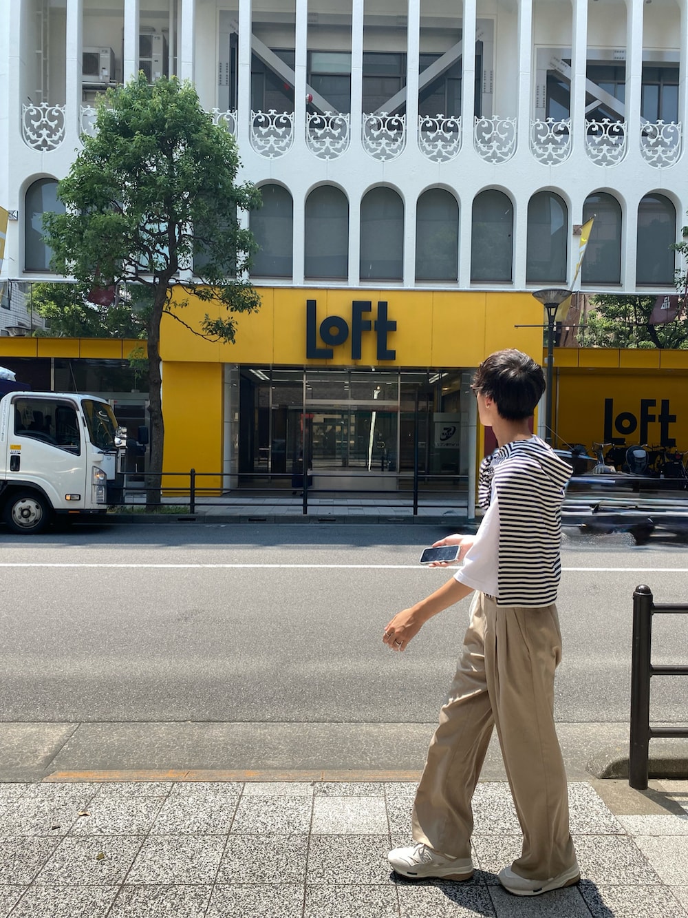 ホワイト系のショルダーバッグ、ベージュ系のスニーカーを着用したメンズの夏コーディネートの2枚目の写真