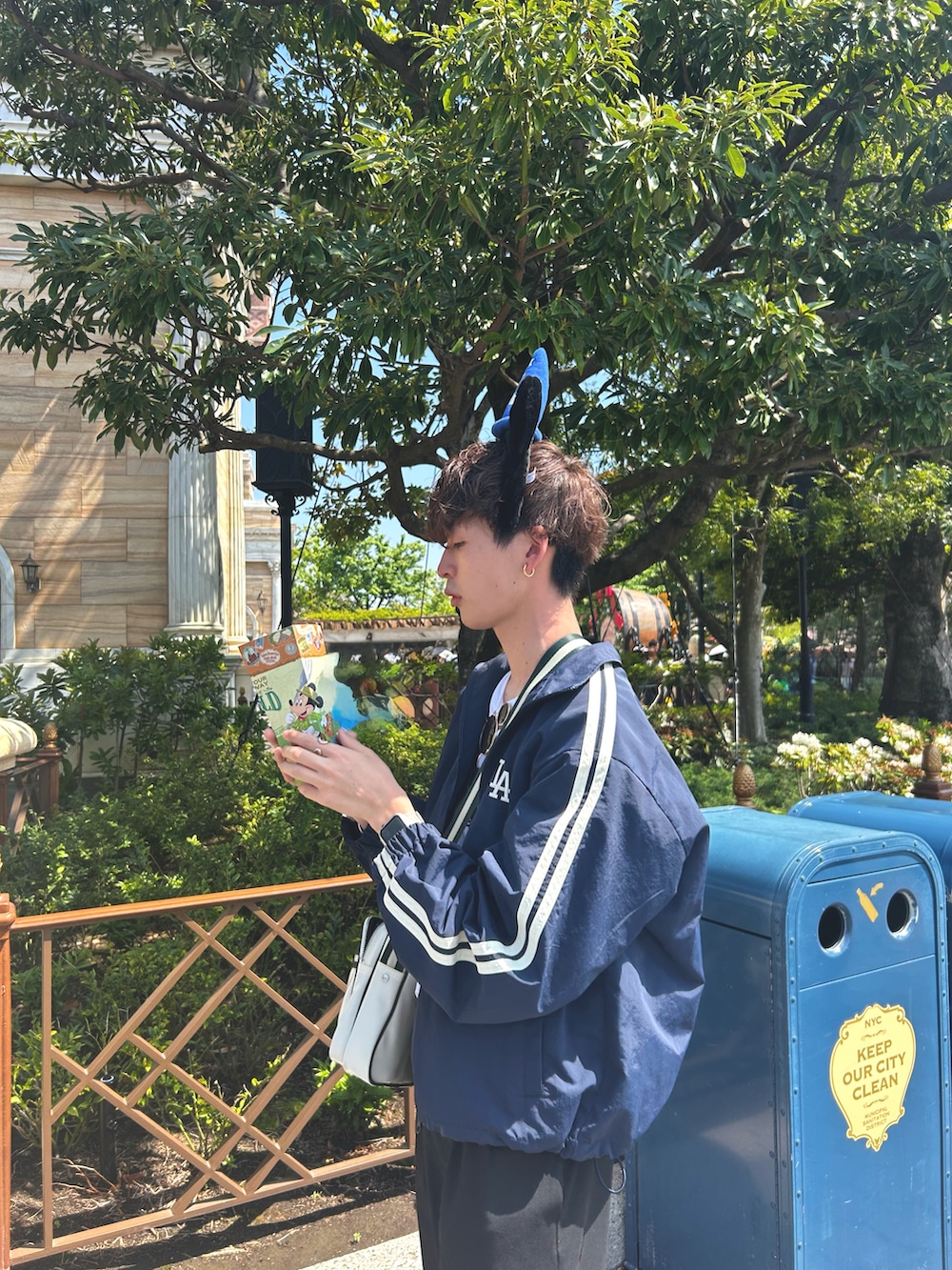 ベージュ系のスニーカー、ブルー系のブルゾン、ホワイト系のTシャツ/カットソーを着用したメンズの秋コーディネートの3枚目の写真