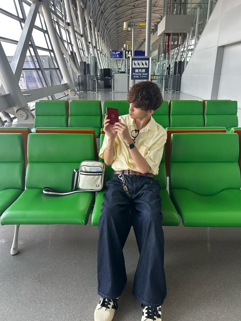 ブラウン系のベルト、シルバー系のキーホルダー、グレー系のキーホルダーを着用したメンズの夏コーディネートの2枚目の写真