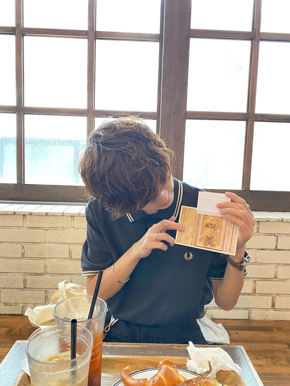 ブラック系のスラックス、グレー系のポロシャツ、ブラウン系のベルトを着用したメンズの夏コーディネートの3枚目の写真