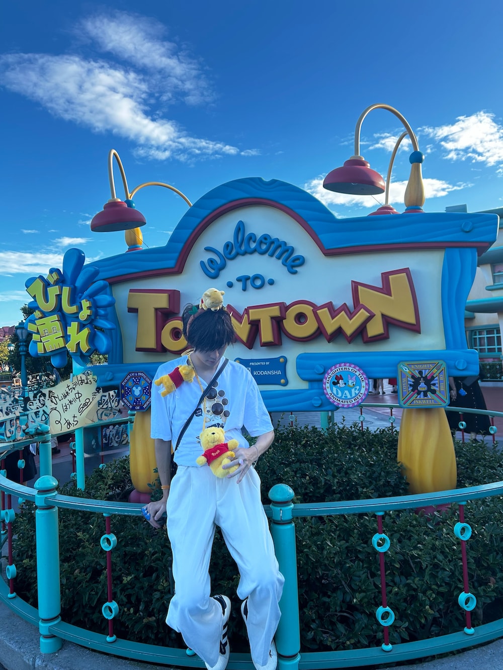 ホワイト系のTシャツ/カットソーを着用したメンズの秋コーディネートの2枚目の写真