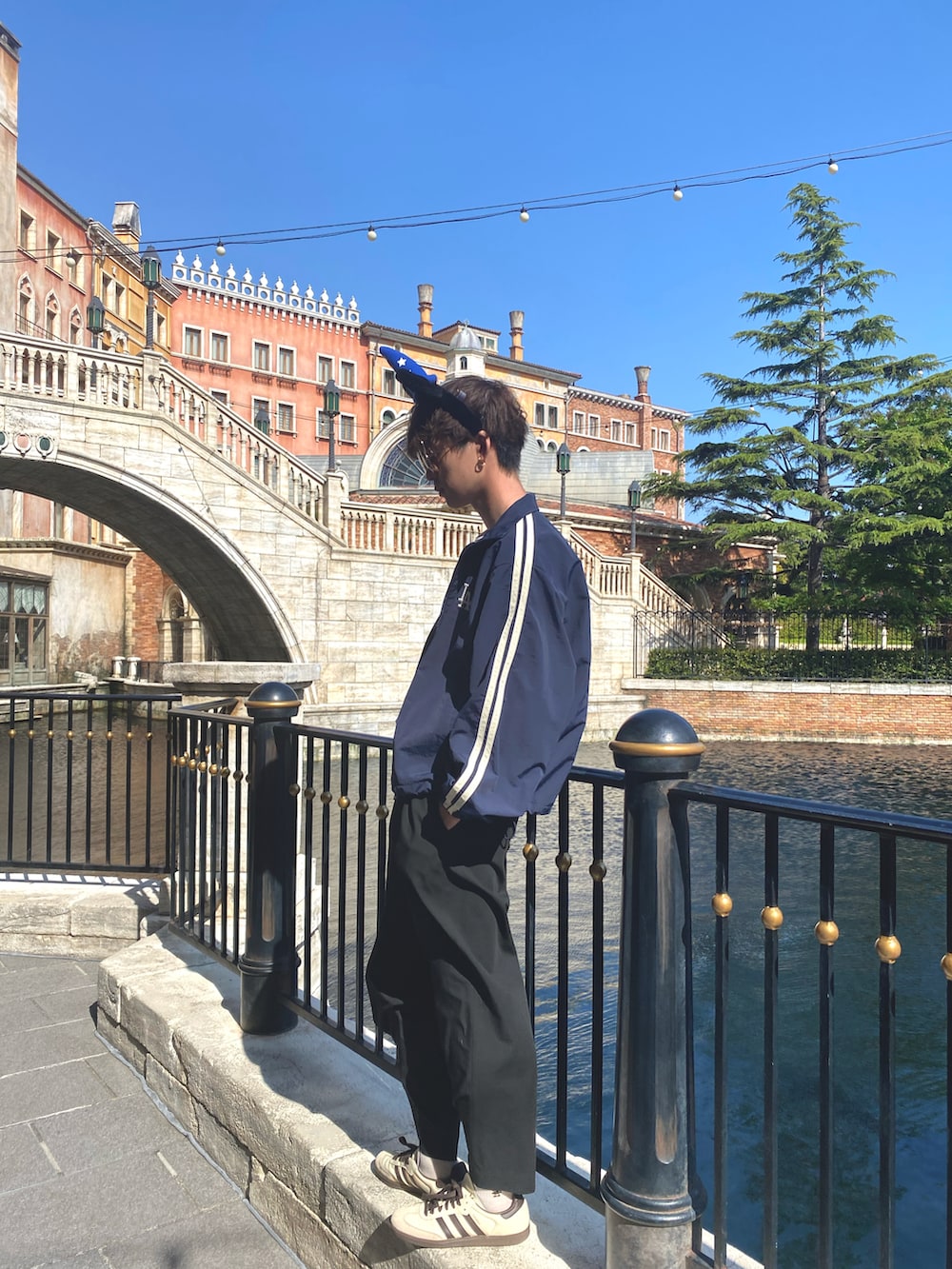 ベージュ系のスニーカー、ブルー系のブルゾン、ホワイト系のTシャツ/カットソーを着用したメンズの秋コーディネートの4枚目の写真