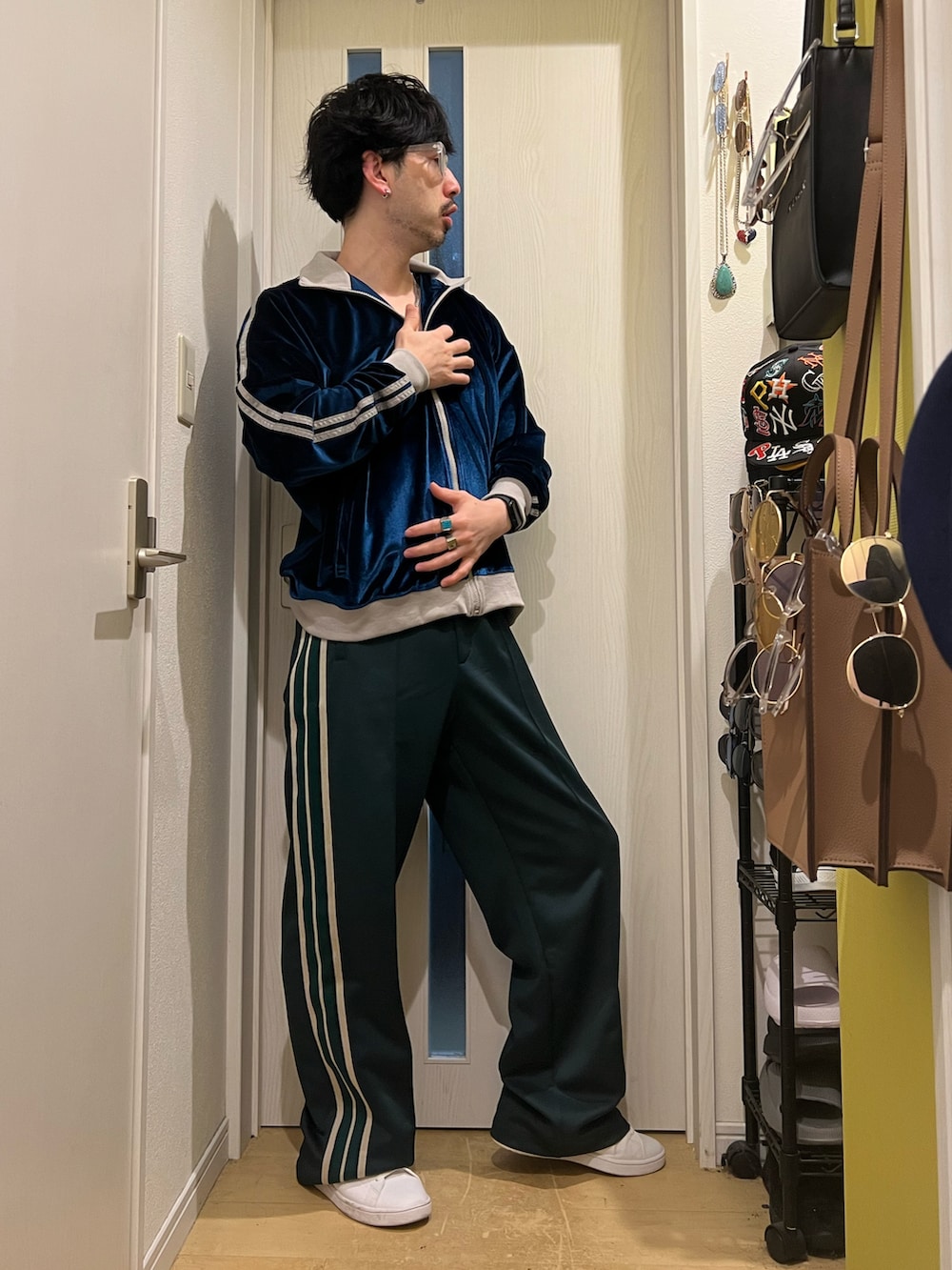 ブルー系のブルゾン、グリーン系のその他パンツ、ホワイト系のスニーカーを着用したメンズの春コーディネートの2枚目の写真
