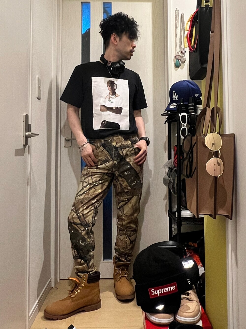 ベージュ系のブーツ、ブラック系のTシャツ/カットソー、ブラック系のショルダーバッグを着用したメンズの秋コーディネートの2枚目の写真