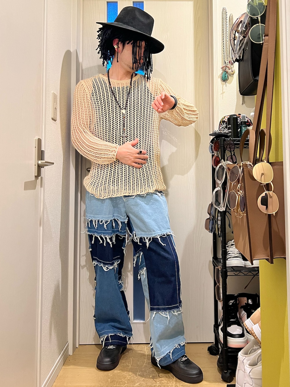 ブルー系のデニムパンツ、ブラック系のスニーカー、グレー系のハットを着用したメンズの秋コーディネートの4枚目の写真