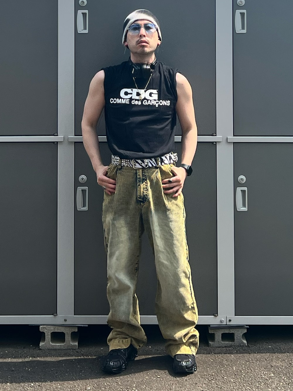 ブラック系のスニーカー、ブラック系のTシャツ/カットソー、その他のネックレスを着用したメンズの春コーディネートの2枚目の写真