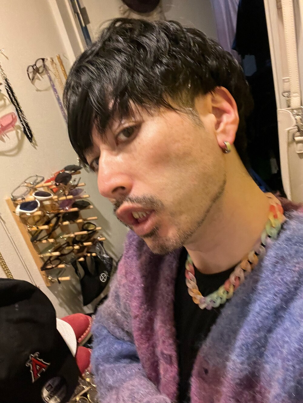 その他のカーディガン/ボレロ、ブラック系のスラックス、ブラック系のスニーカーを着用したメンズの春コーディネートの3枚目の写真