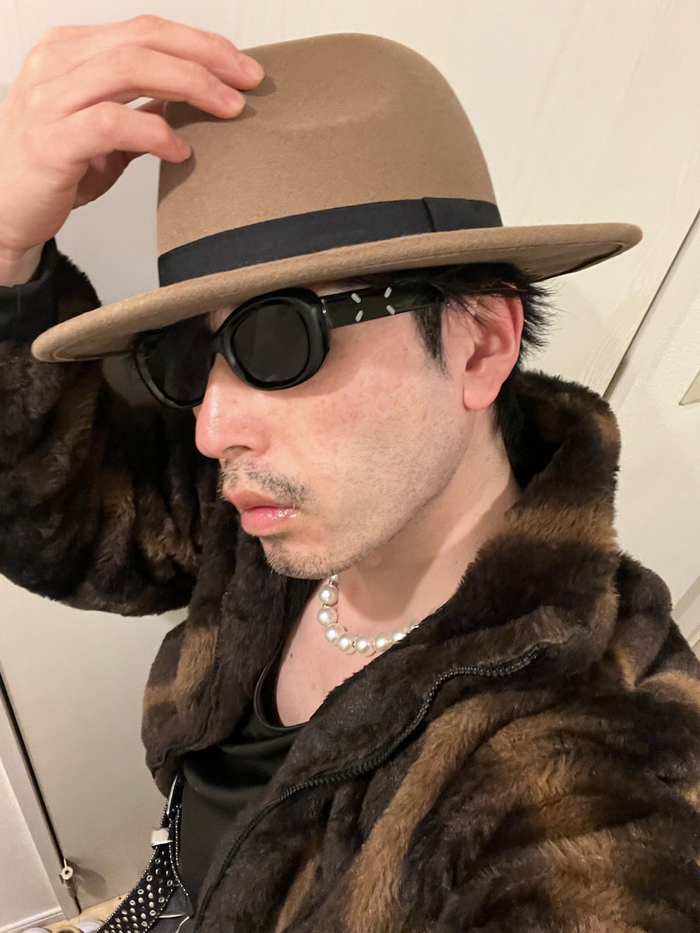 「春めき満開コーデ、ファー、ファージャケット、スラックス、ブーツ、サングラス、ハット、ハットコーデ、ショルダーバッグ、ミニウォレット、春コーデ、タンクトップ、お洒落さんとつながりたい、過去の投稿も見て頂けたら嬉しいです😊、韓国ファッション」｜「H&Mのアイテム（ハット、ブラウン系）」を使った、shinyaさん（メンズ・168cm）の春コーディネートの4枚目の写真