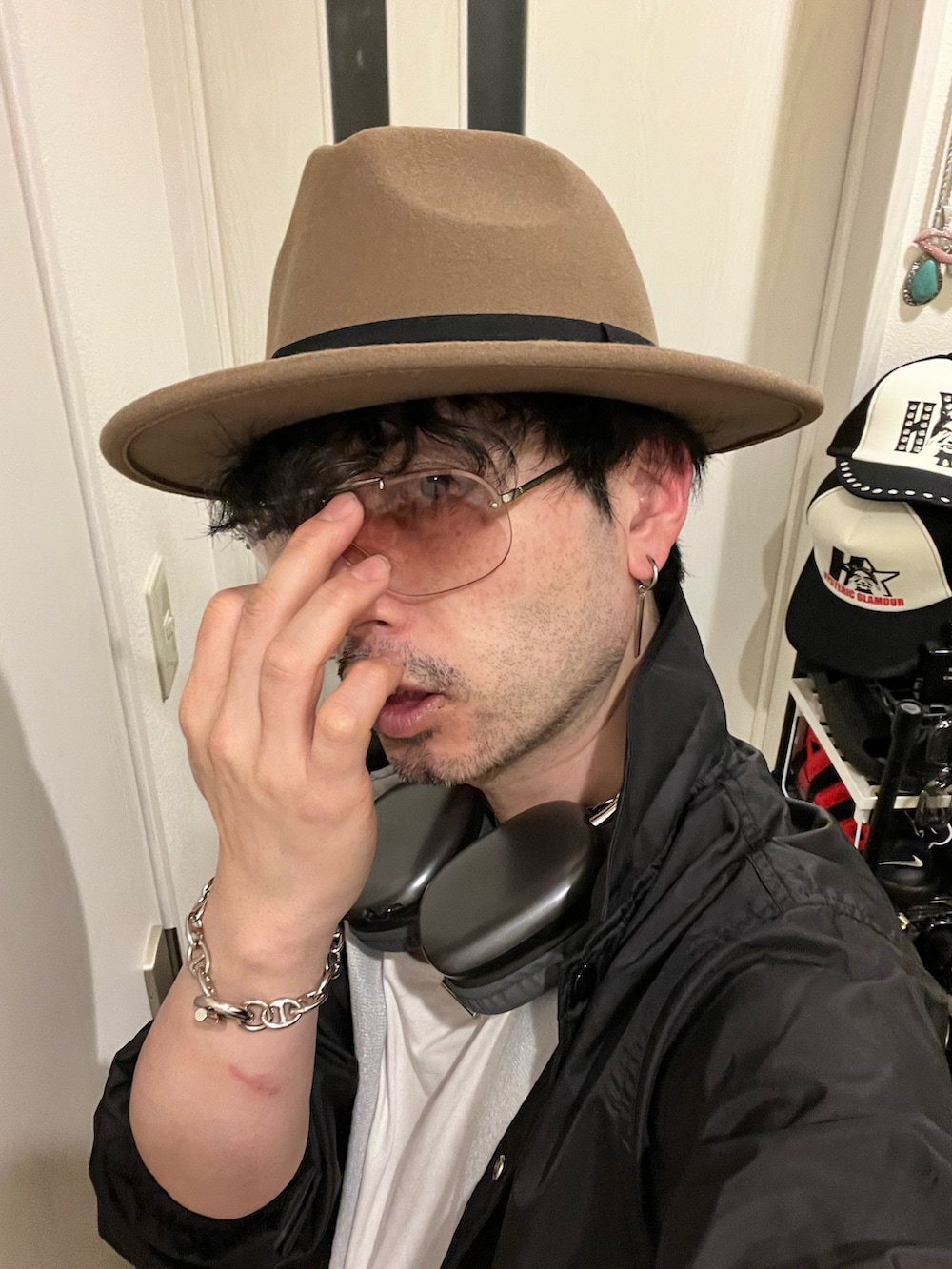 ブラック系のデニムパンツ、ブラック系のブルゾン、ブラック系のトートバッグを着用したメンズの春コーディネートの5枚目の写真