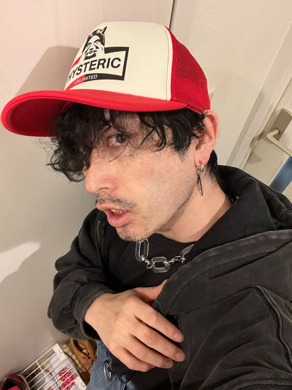 ブラック系のTシャツ/カットソー、ブルー系のデニムパンツ、ベージュ系のブーツを着用したメンズの秋コーディネートの4枚目の写真