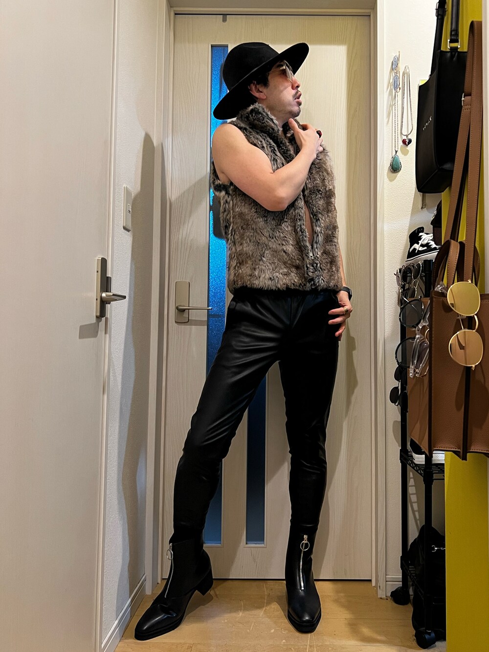 ブラック系のその他パンツ、ブラック系のブーツを着用したメンズの夏コーディネートの2枚目の写真