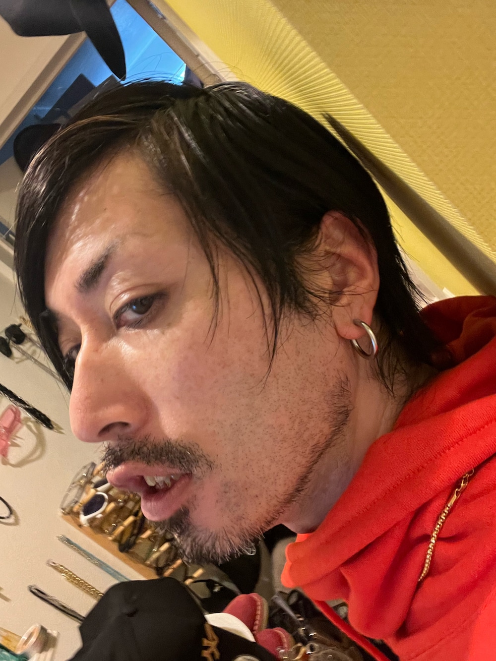 その他のチノパンツ、オレンジ系のスウェットを着用したメンズの冬コーディネートの3枚目の写真