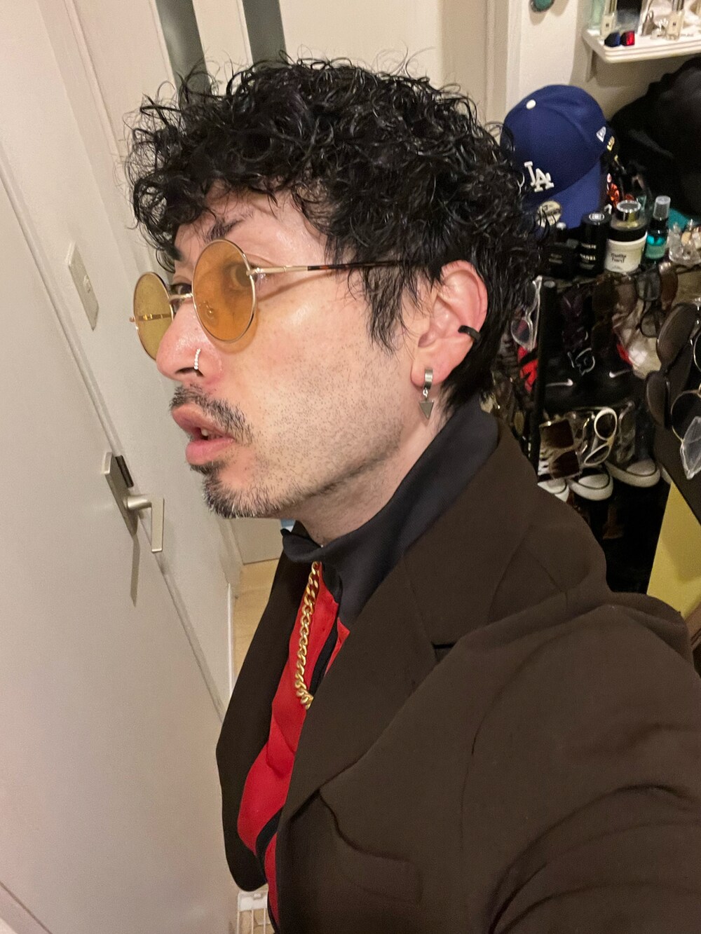 レッド系のジャージ、ホワイト系のスニーカー、ブラウン系のセットアップを着用したメンズの冬コーディネートの5枚目の写真