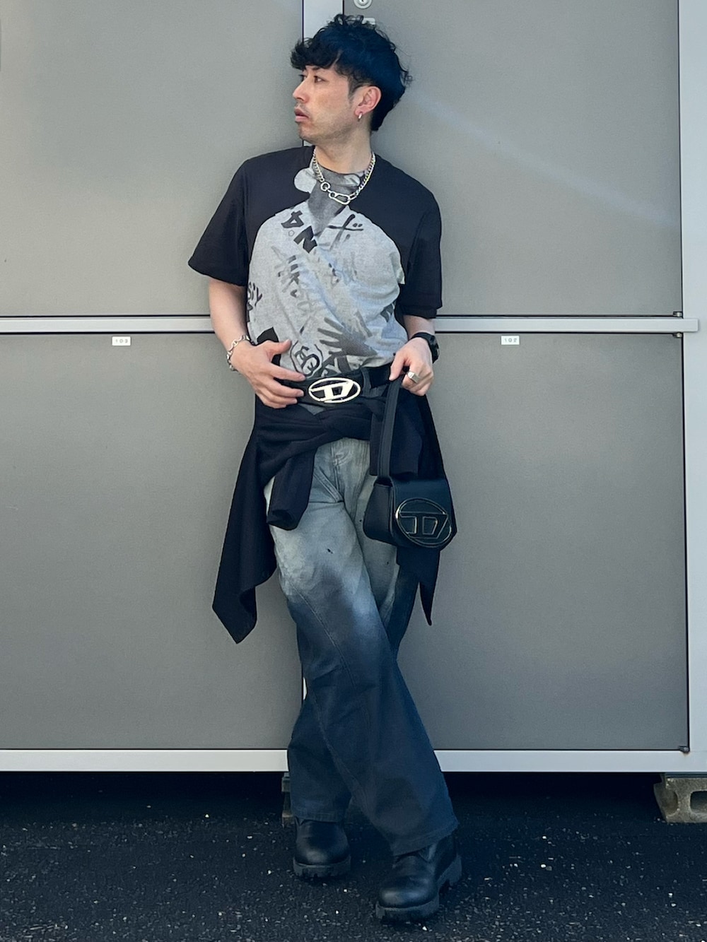 ブラック系のショルダーバッグ、ブラック系のブーツ、ブラック系のTシャツ/カットソーを着用したメンズの秋コーディネートの4枚目の写真