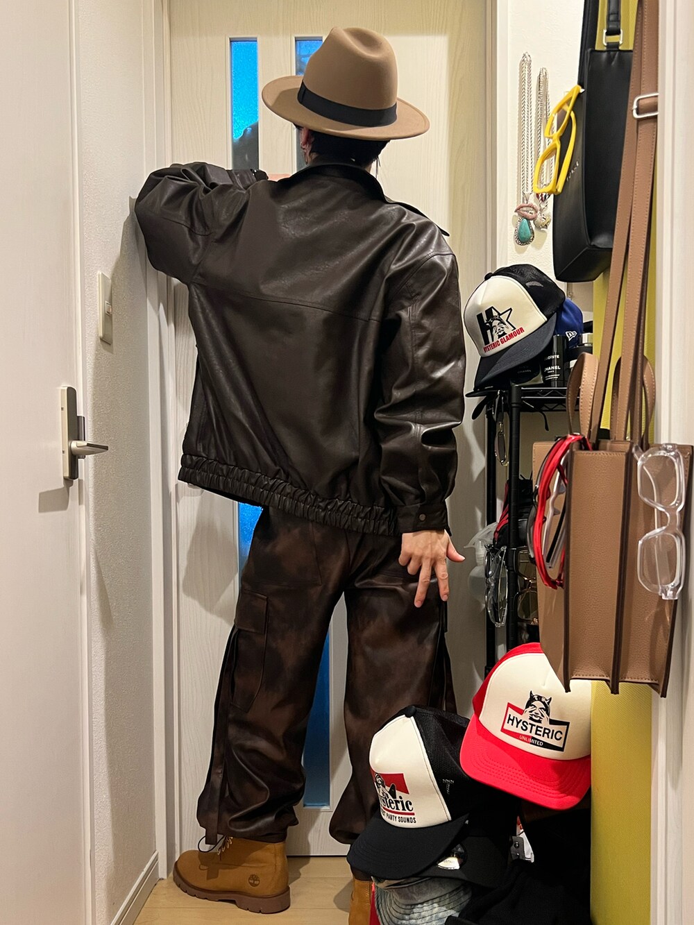 ブラウン系のカーゴパンツ、ベージュ系のブーツ、ホワイト系のニット/セーターを着用したメンズの冬コーディネートの3枚目の写真