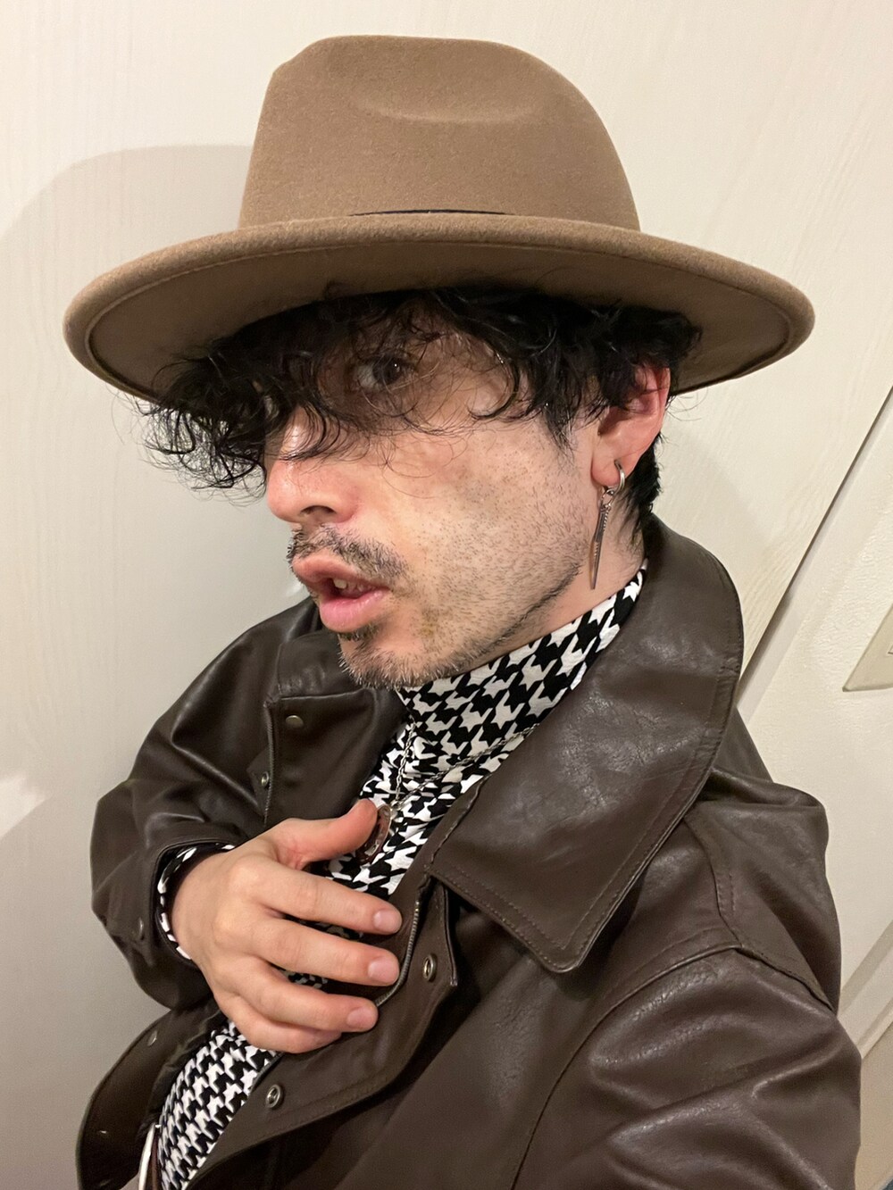 ブラウン系のカーゴパンツ、ベージュ系のブーツ、ホワイト系のニット/セーターを着用したメンズの冬コーディネートの5枚目の写真