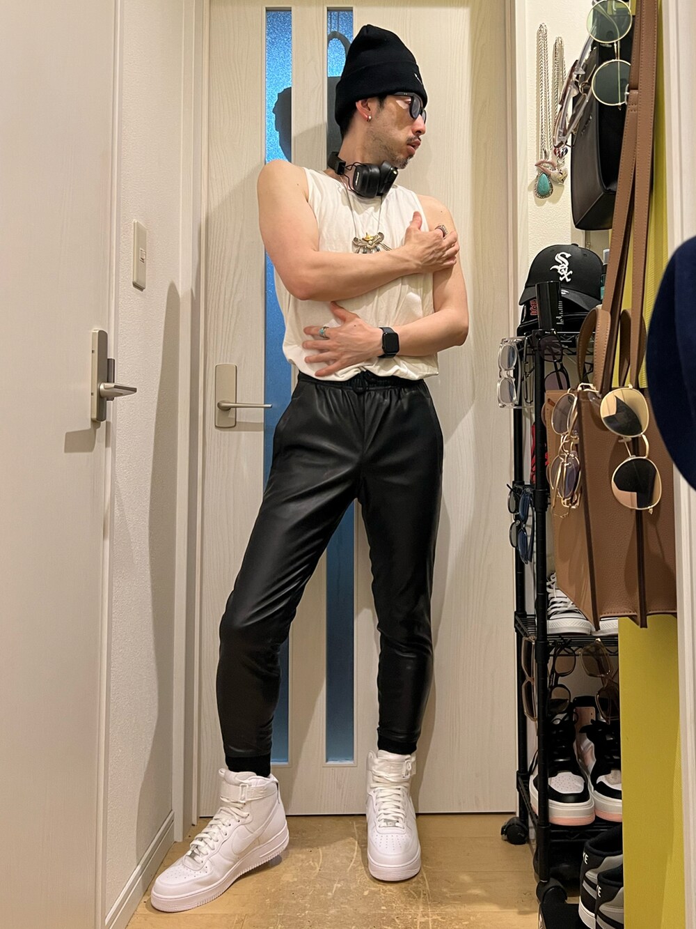 ブラック系のMA-1、ブラック系のスウェットパンツ、ホワイト系のスニーカーを着用したメンズの秋コーディネートの3枚目の写真