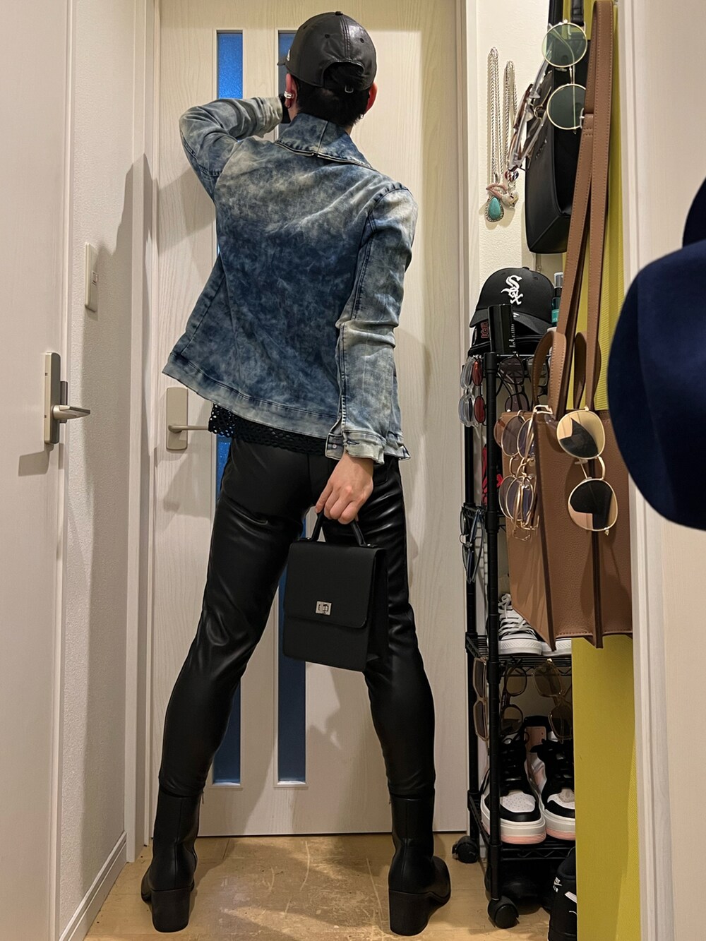 ブラック系のスウェットパンツ、ブラック系のブーツ、ブラック系のショルダーバッグを着用したメンズの夏コーディネートの3枚目の写真