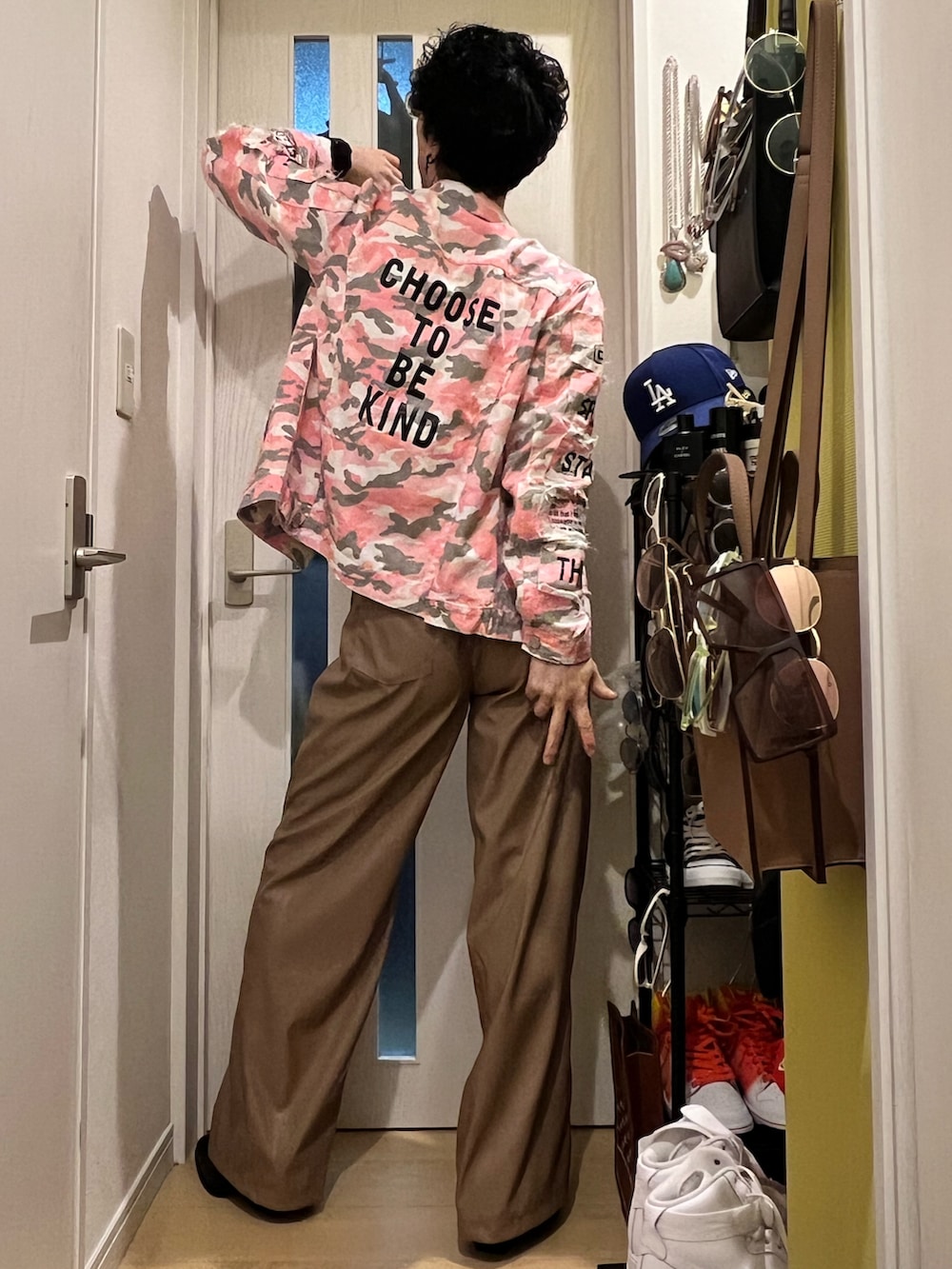 ブラウン系のパンツ、ブラック系のブーツ、ベージュ系のタンクトップを着用したメンズの冬コーディネートの3枚目の写真