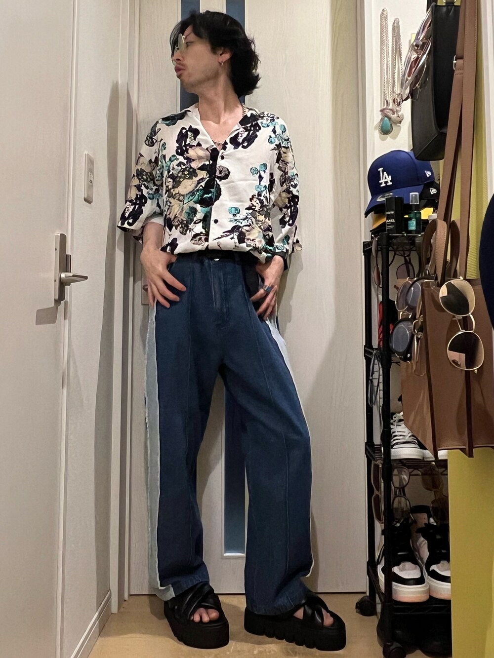 ブラック系のサンダル、ブルー系のデニムパンツ、ホワイト系のシャツ/ブラウスを着用したメンズの夏コーディネートの3枚目の写真