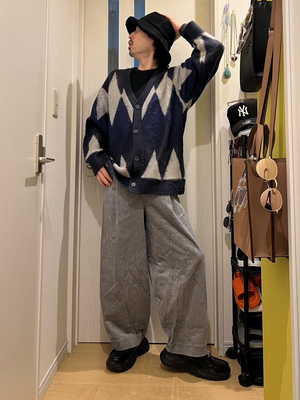 ブルー系のカーディガン/ボレロ、ブルー系のその他パンツ、ブラック系のスニーカーを着用したメンズの冬コーディネートの3枚目の写真