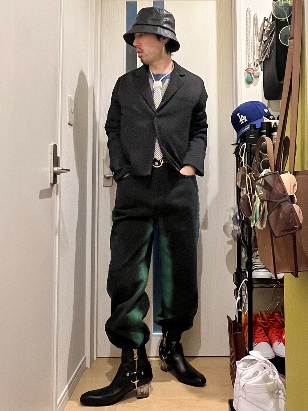 ブラック系のブーツ、グリーン系のデニムパンツ、ブルー系のニット/セーターを着用したメンズの冬コーディネートの3枚目の写真