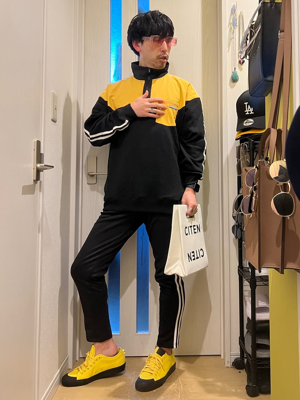 ブラック系のスウェット、ブラック系のその他パンツ、イエロー系のスニーカーを着用したメンズの春コーディネートの2枚目の写真