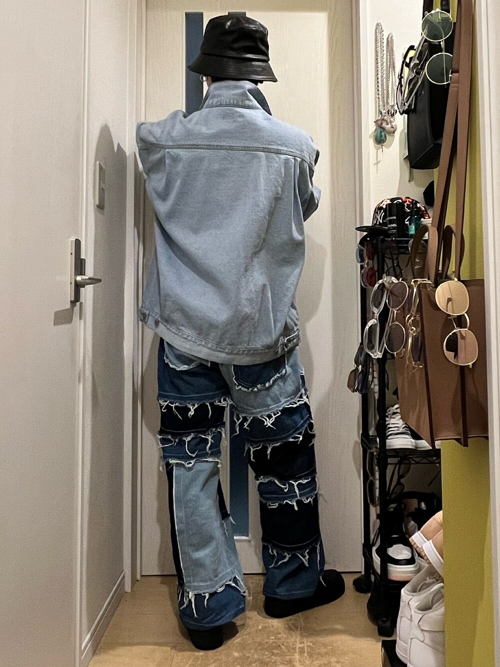 ブルー系のデニムパンツ、ブラック系のスニーカー、ブルー系のデニムジャケットを着用したメンズの秋コーディネートの3枚目の写真