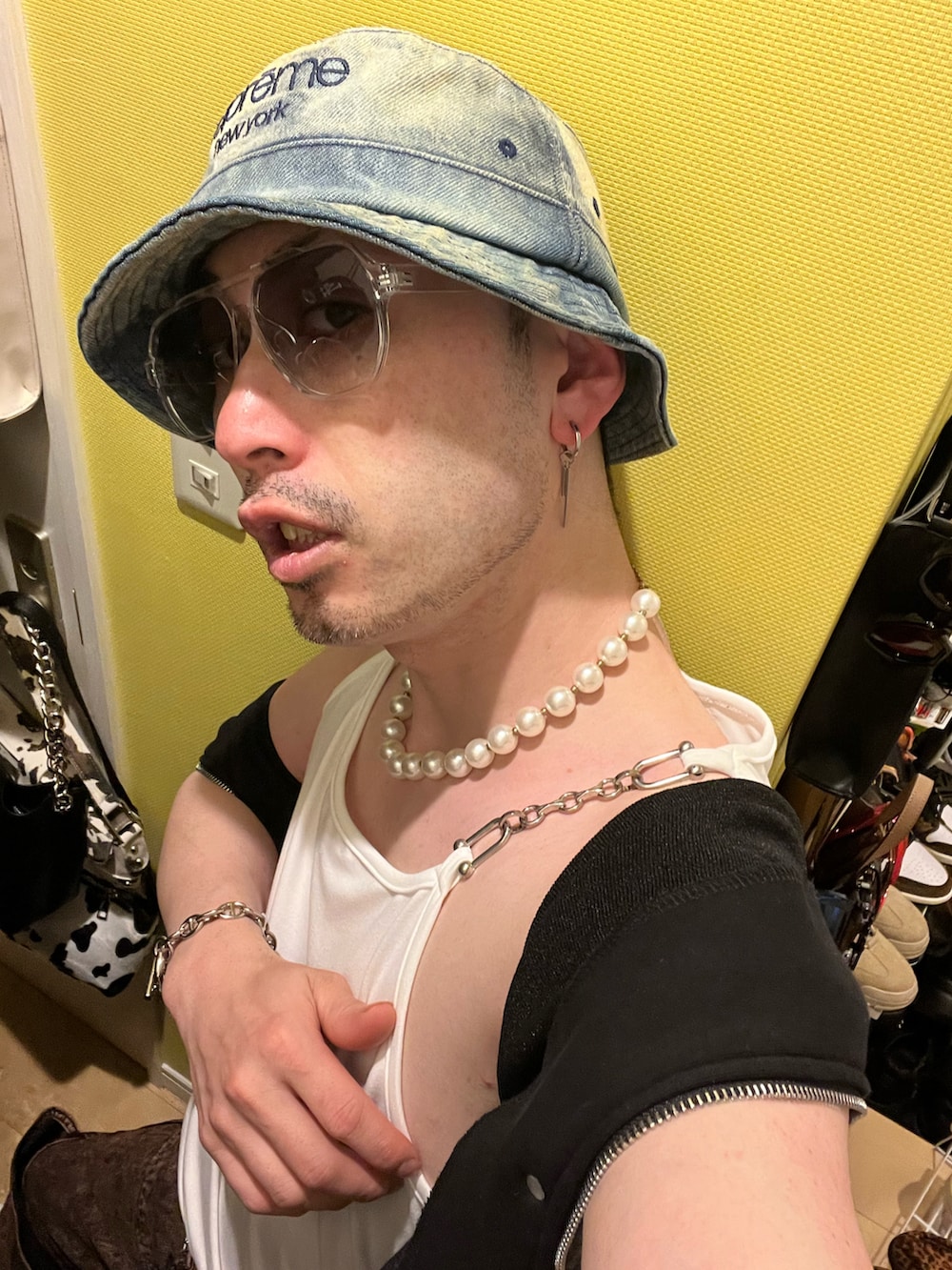 ブラウン系のデニムパンツ、ホワイト系のスニーカー、ホワイト系のボクサーパンツを着用したメンズの春コーディネートの5枚目の写真