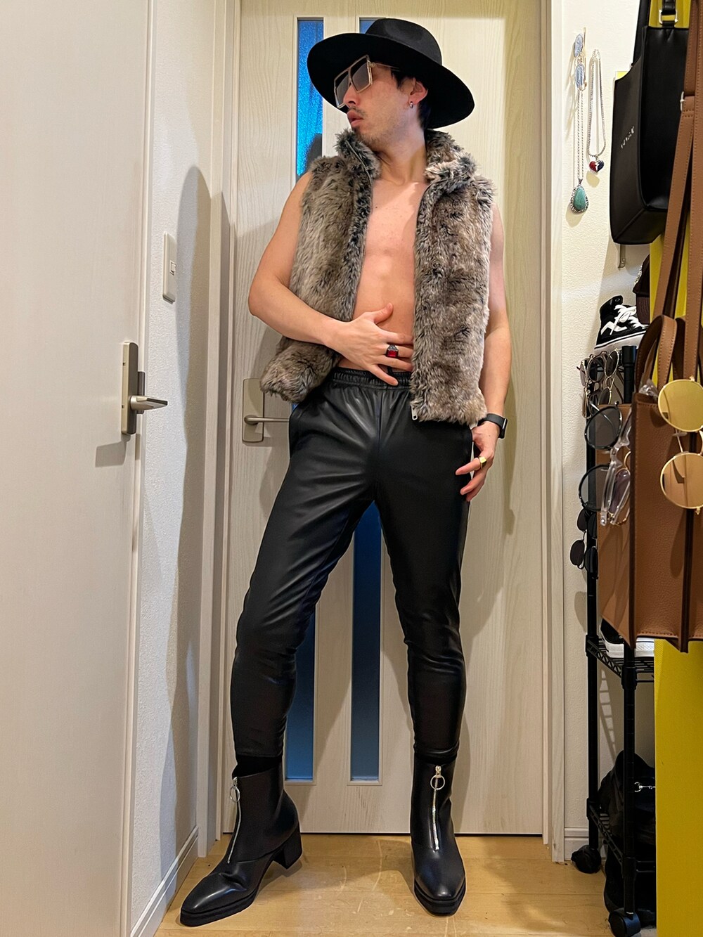 ブラック系のその他パンツ、ブラック系のブーツを着用したメンズの夏コーディネートの3枚目の写真