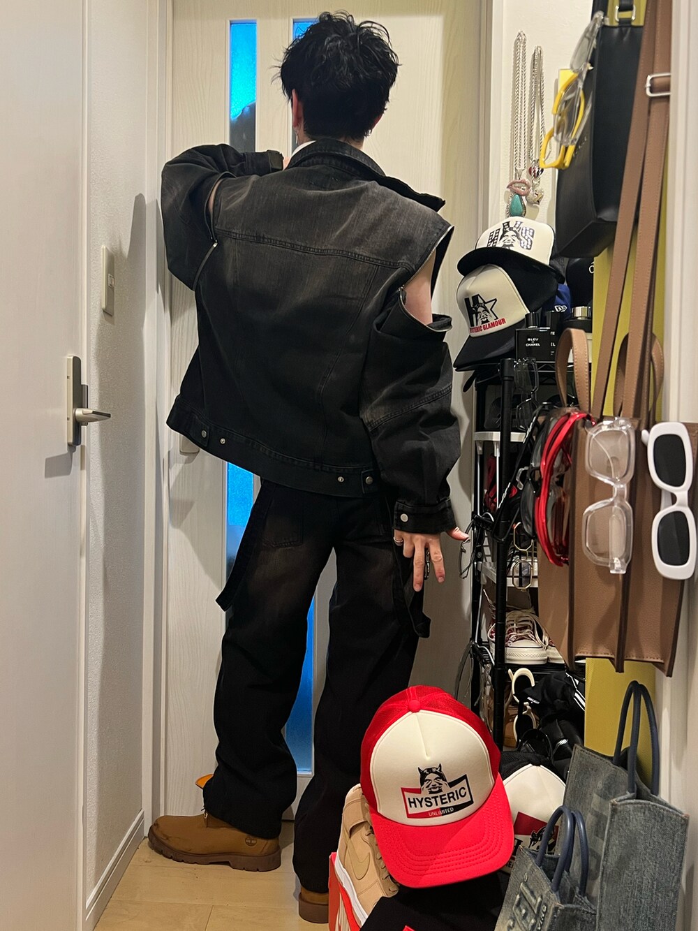 ブラック系のデニムパンツ、ベージュ系のブーツ、ブラック系のデニムジャケットを着用したメンズの春コーディネートの3枚目の写真