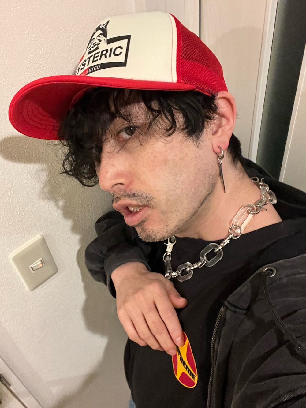 ブラック系のTシャツ/カットソー、ブルー系のデニムパンツ、ベージュ系のブーツを着用したメンズの秋コーディネートの5枚目の写真