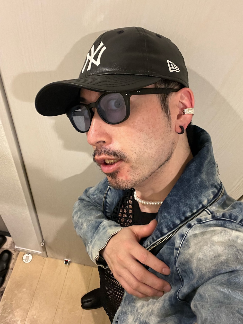 ブラック系のスウェットパンツ、ブラック系のブーツ、ブラック系のショルダーバッグを着用したメンズの夏コーディネートの5枚目の写真