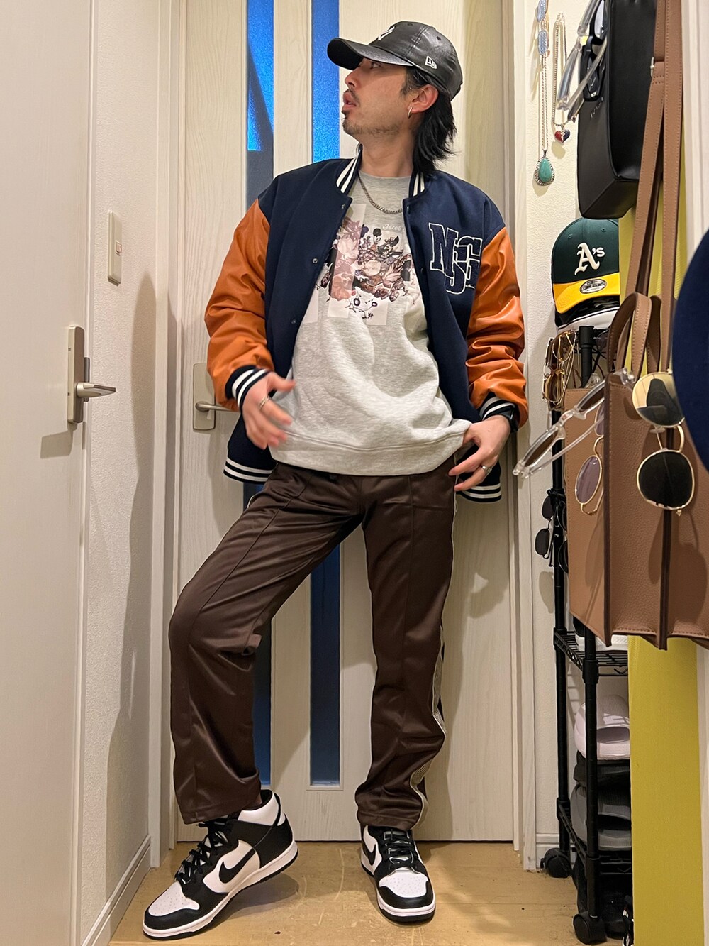 ブルー系のスタジャン、グレー系のスウェット、ブラウン系のデニムパンツを着用したメンズの冬コーディネートの3枚目の写真