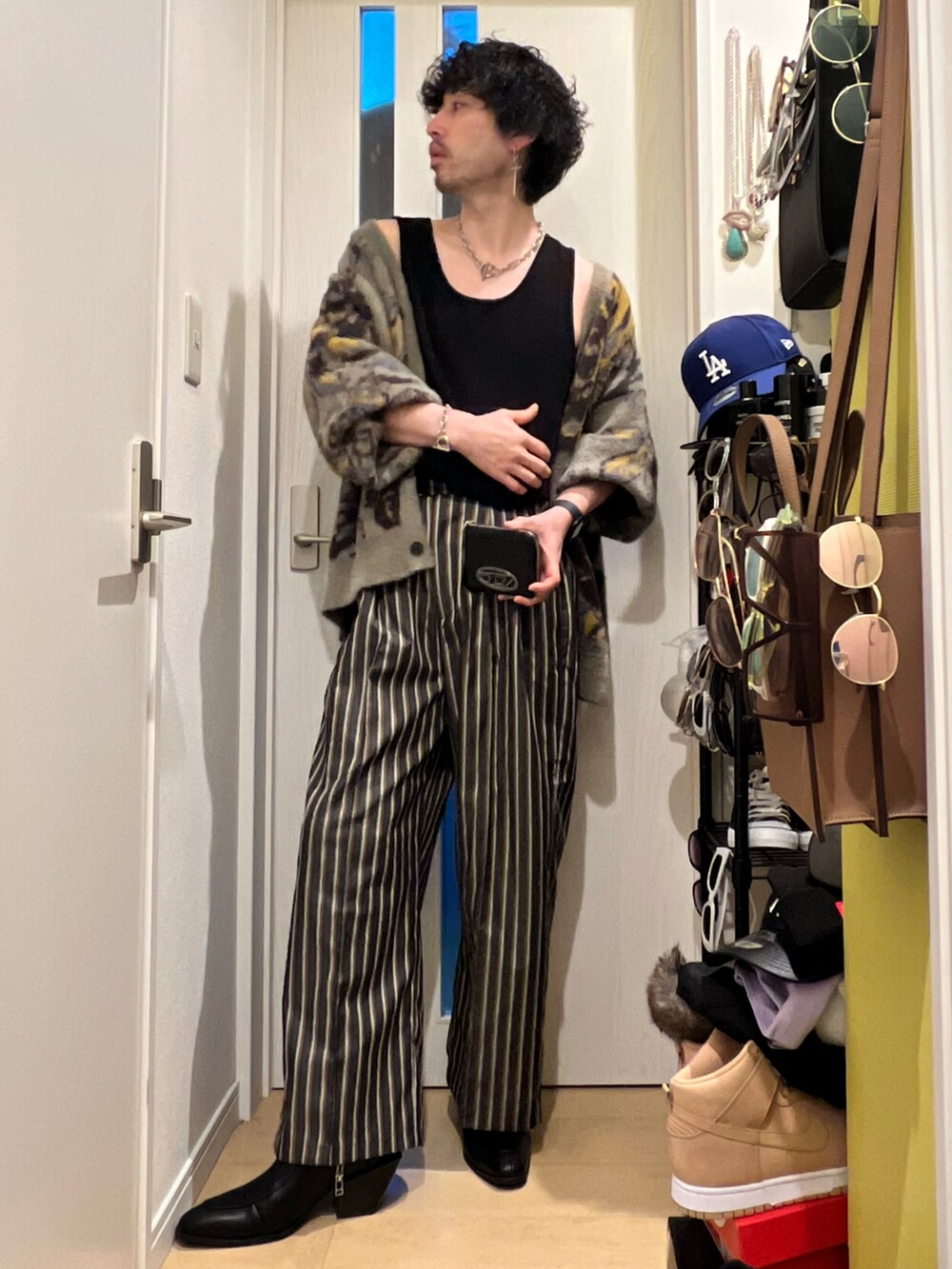 ブラック系のその他パンツ、ブラック系のブーツ、グレー系のカーディガン/ボレロを着用したメンズの春コーディネートの2枚目の写真