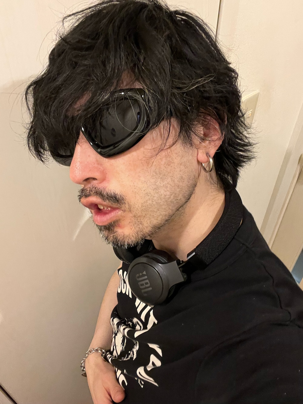 ブラック系のデニムパンツ、ブラック系のサンダル、ブラック系のトートバッグを着用したメンズの秋コーディネートの4枚目の写真