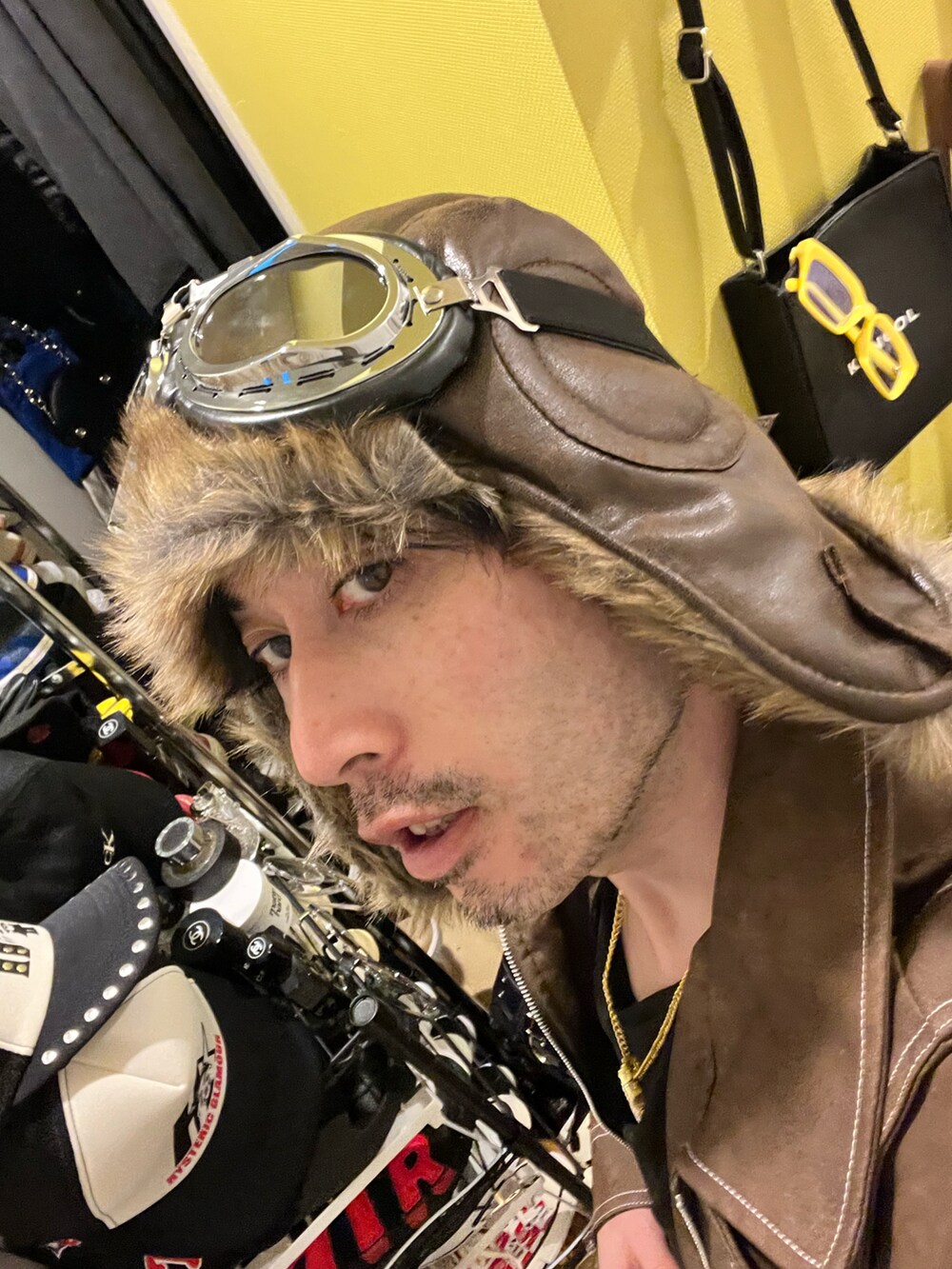 その他のデニムパンツ、ブラウン系のその他シューズ、その他の香水を着用したメンズの冬コーディネートの4枚目の写真