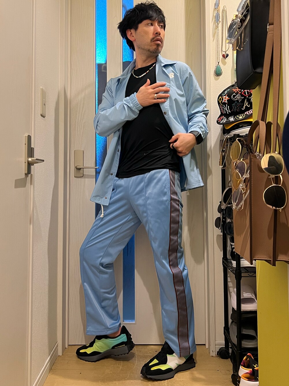 ブルー系のデニムパンツ、ブラック系のスニーカーを着用したメンズの春コーディネートの3枚目の写真