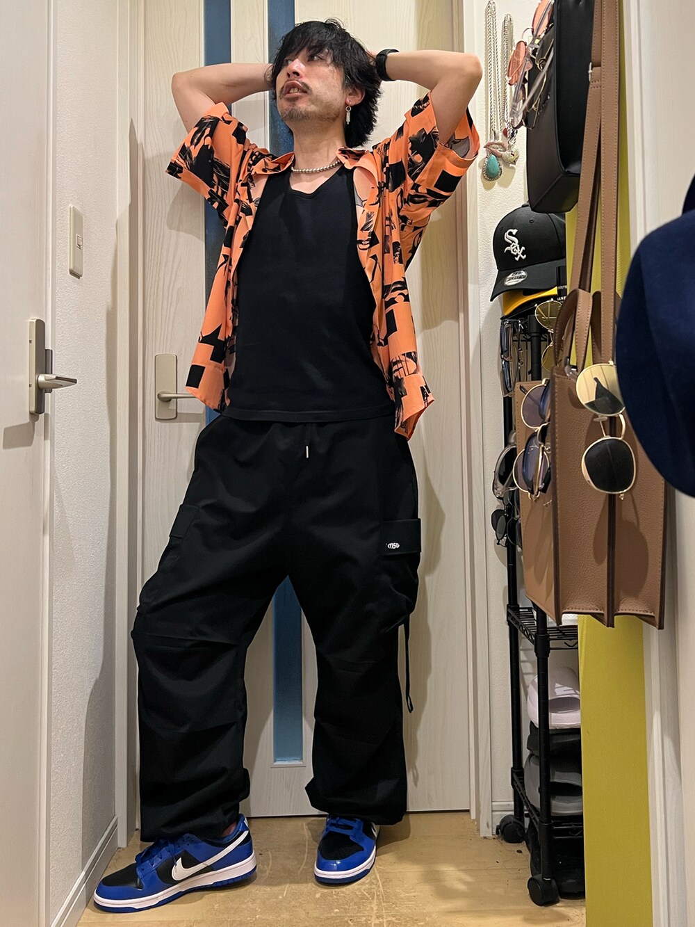 その他のシャツ/ブラウス、ブラック系のカーゴパンツ、ブルー系のスニーカーを着用したメンズの春コーディネートの2枚目の写真