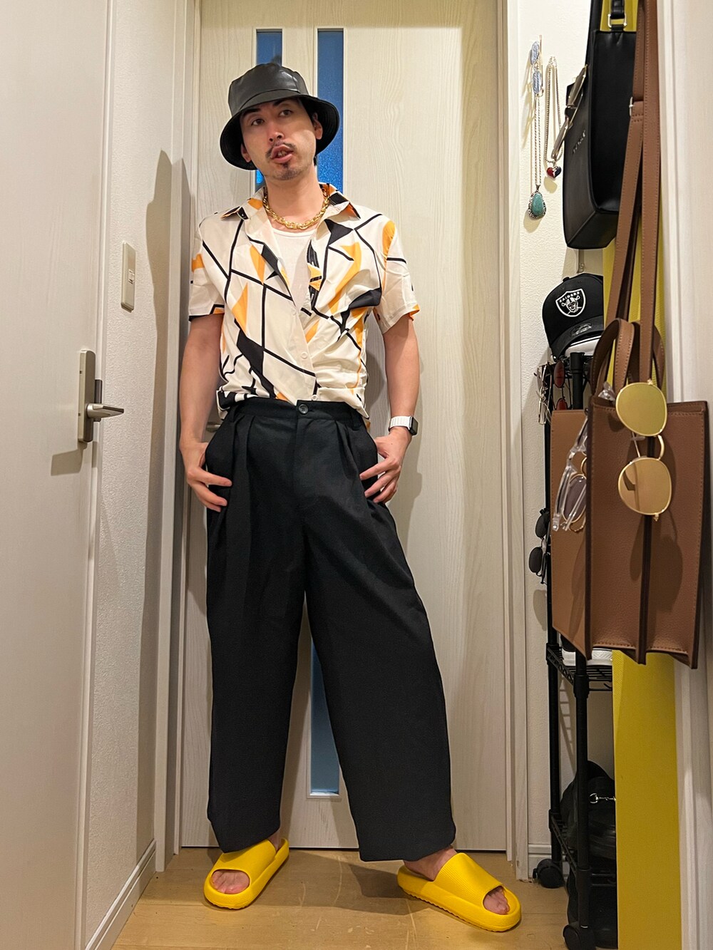 グレー系のスラックスを着用したメンズの夏コーディネートの3枚目の写真