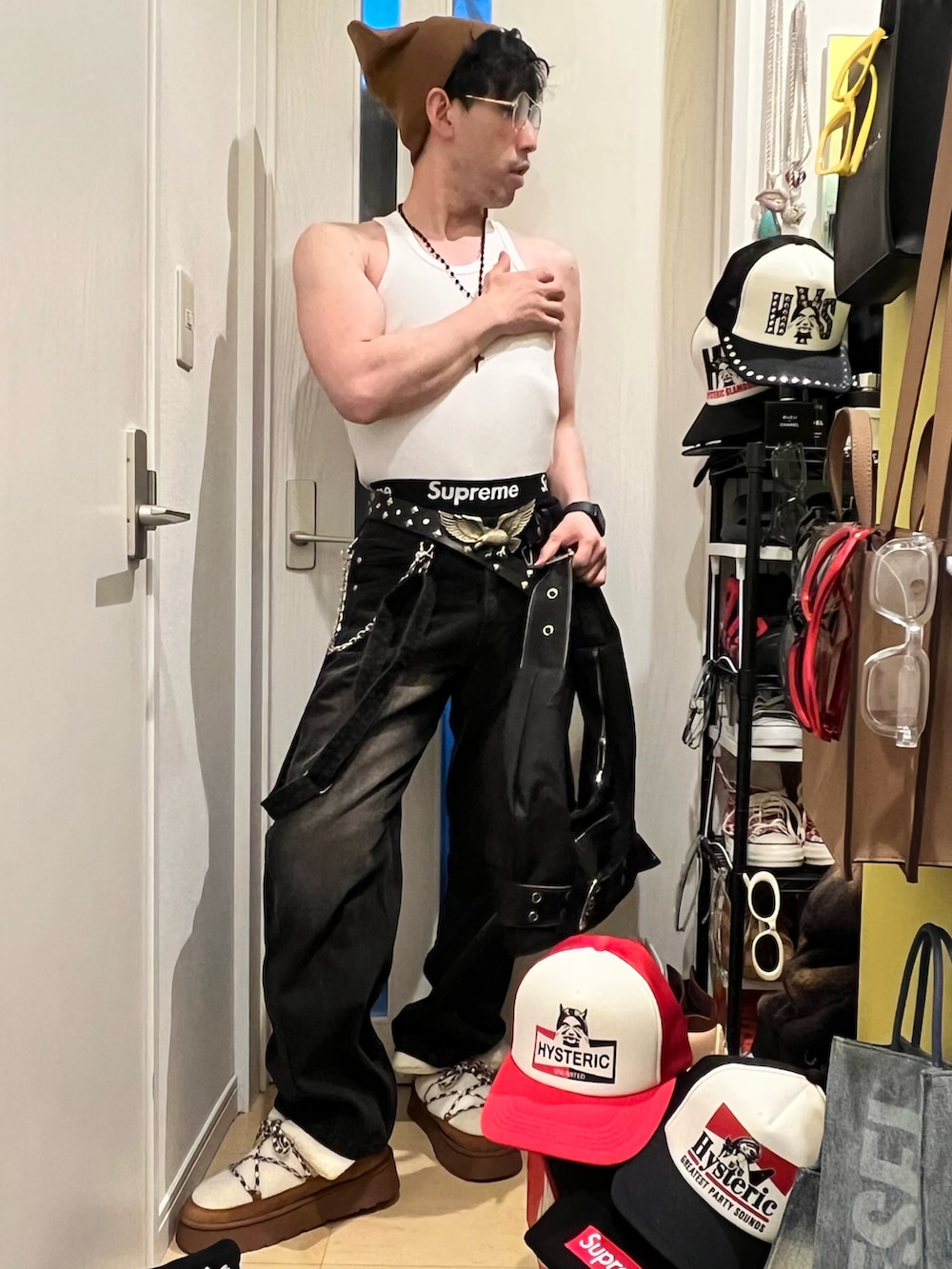 ブラック系のハンドバッグ、ブラック系のデニムパンツ、ブラウン系のブーツを着用したメンズの冬コーディネートの4枚目の写真