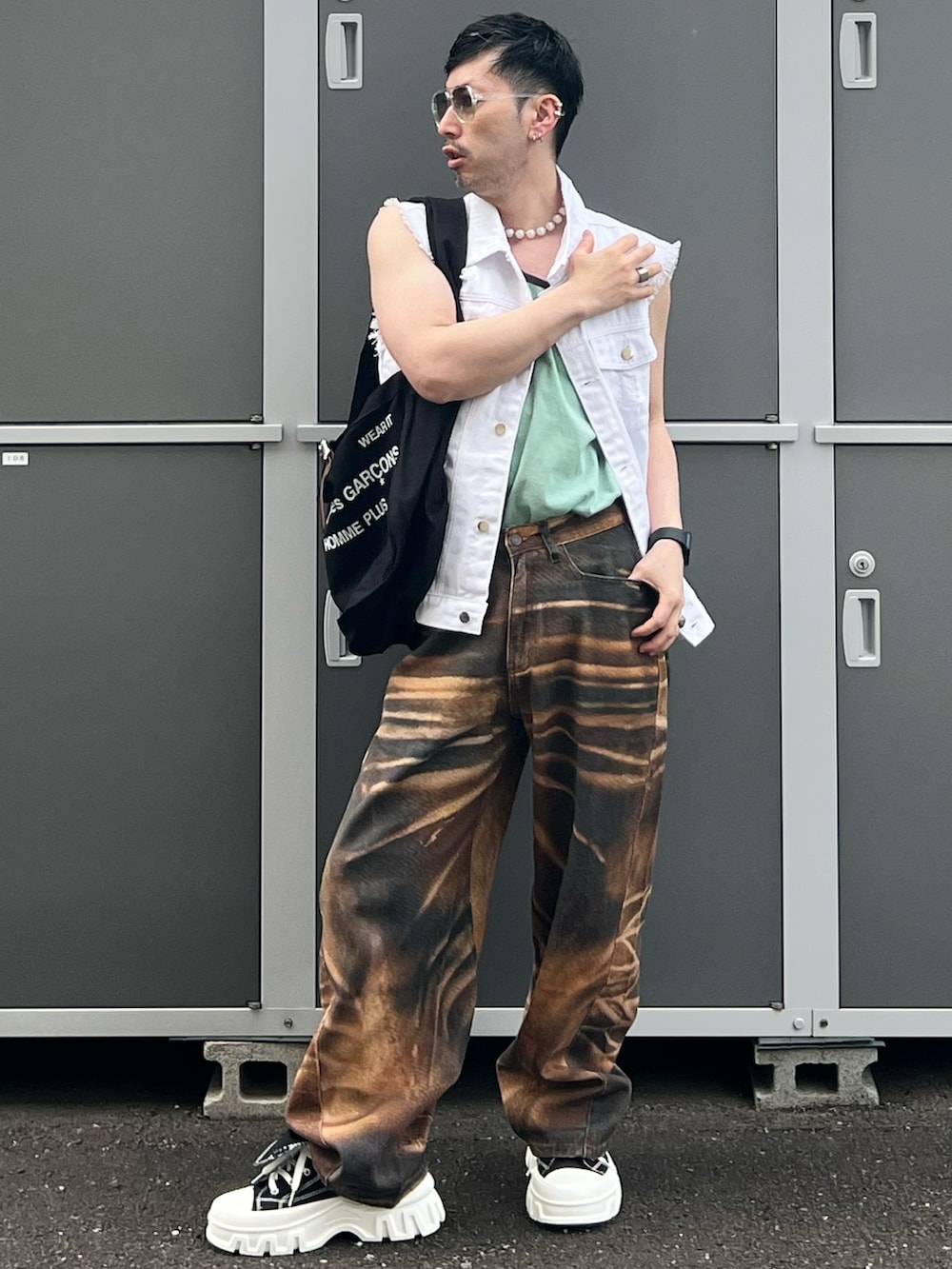 「最近のいい感じコーデ、デニム、デニムジャケット、スニーカー、低身長、低身長コーデ、お洒落さんとつながりたい、過去の投稿も見て頂けたら嬉しいです😊、韓国ファッション、韓国コーデ、サングラス、バッグ、タンクトップ、デートコーデ、休日コーデ」｜「AVIREXのDISCHARGE  NAVAL TANK TOP / ディスチャージ ネイバル タンクトップ / AVIREX /アヴィレックス（タンクトップ、グリーン系）」を使った、shinyaさん（メンズ・168cm）の春コーディネートの5枚目の写真
