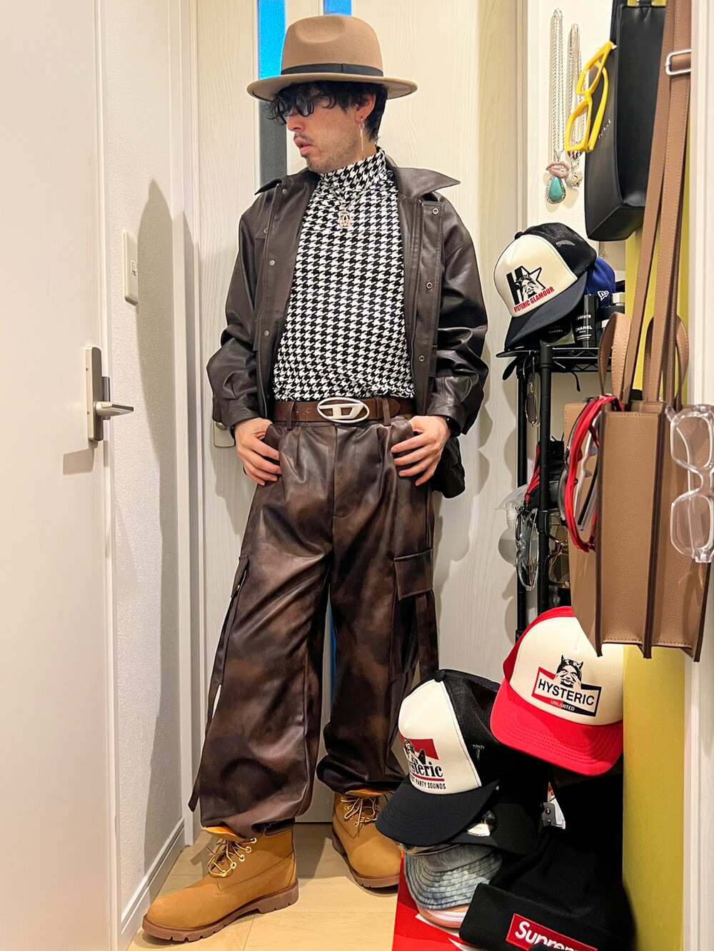 ブラウン系のカーゴパンツ、ベージュ系のブーツ、ホワイト系のニット/セーターを着用したメンズの冬コーディネートの2枚目の写真