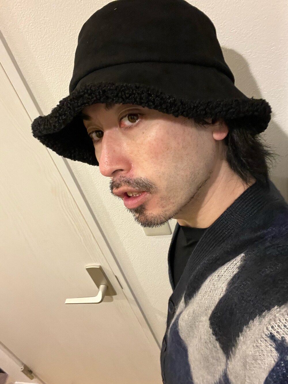 ブルー系のカーディガン/ボレロ、ブルー系のその他パンツ、ブラック系のスニーカーを着用したメンズの冬コーディネートの4枚目の写真