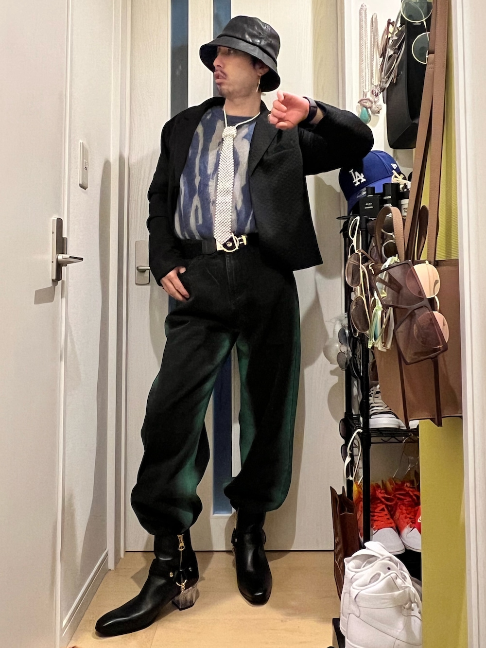 ブラック系のブーツ、グリーン系のデニムパンツ、ブルー系のニット/セーターを着用したメンズの冬コーディネートの2枚目の写真