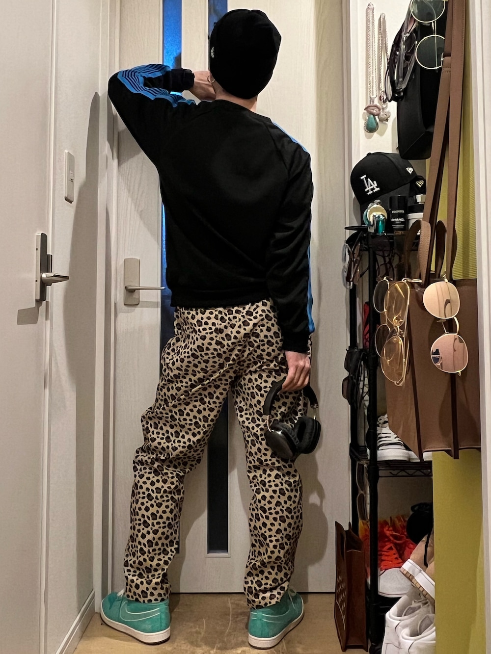 その他のチノパンツ、グリーン系のスニーカー、ブラック系のニットキャップ/ビーニーを着用したメンズの冬コーディネートの4枚目の写真