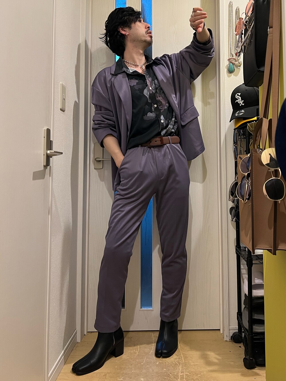 ホワイト系のセットアップ、その他のシャツ/ブラウス、ブラック系のブーツを着用したメンズの春コーディネートの4枚目の写真