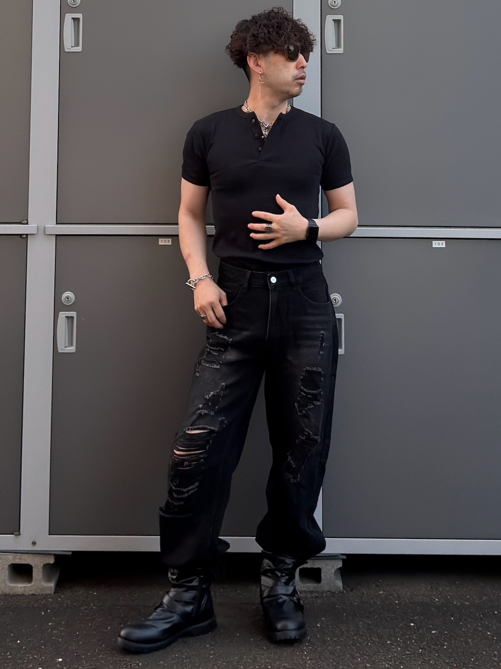 ブラック系のTシャツ/カットソー、ブラック系のブーツ、ブラック系のデニムパンツを着用したメンズの秋コーディネートの2枚目の写真