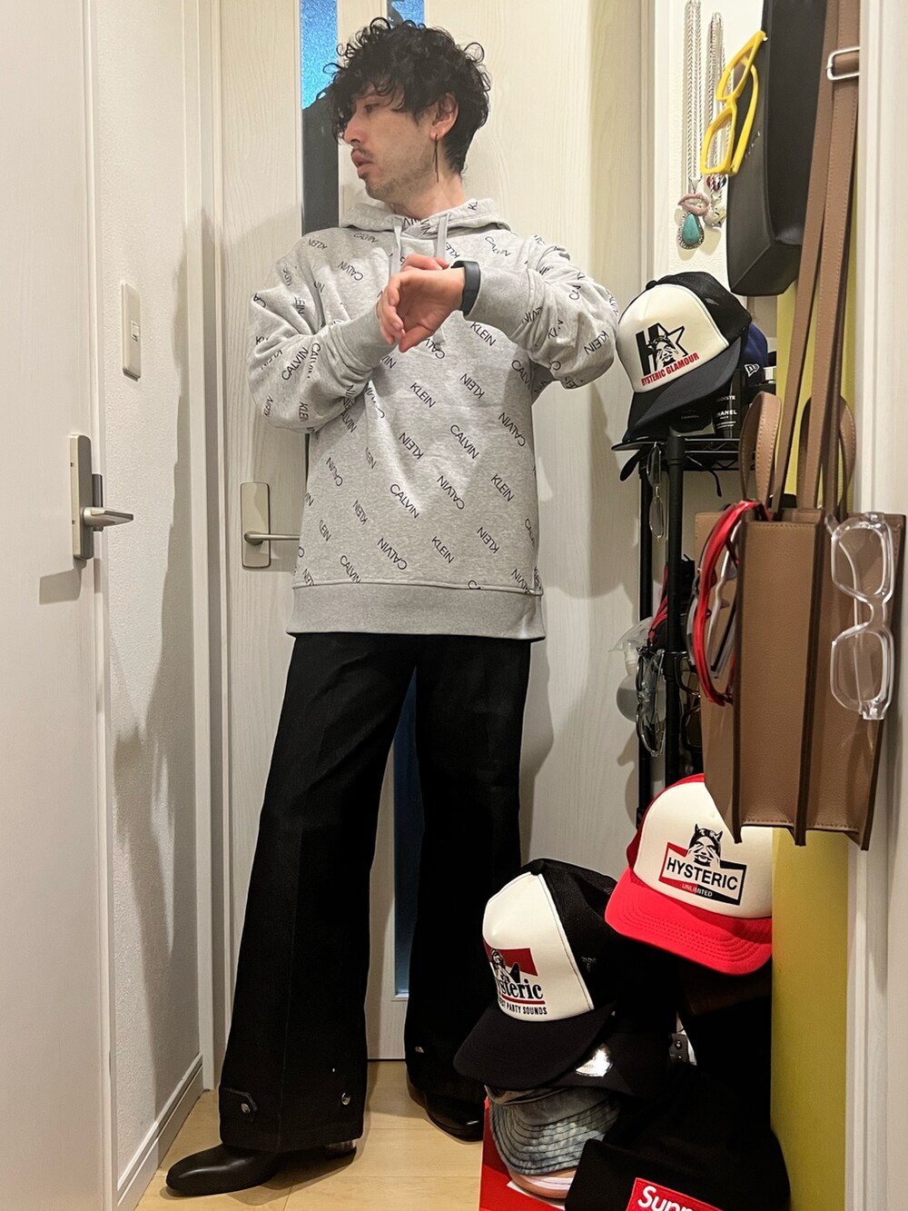 ブラック系のその他パンツ、グレー系のパーカー、ブラック系のショルダーバッグを着用したメンズの冬コーディネートの2枚目の写真